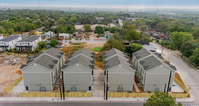 rental at 1303 Essex St 201,202 in San Antonio, TX — photo 2