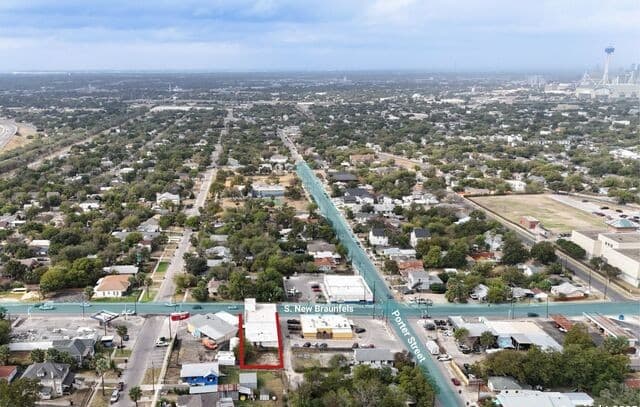 2-bedroom rental at 1426 S New Braunfels Ave in San Antonio, TX — photo 2