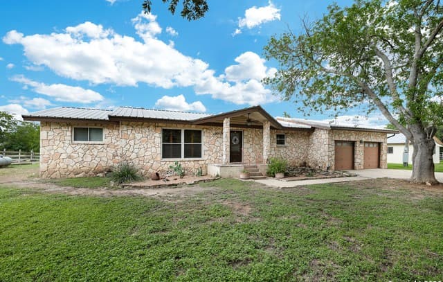 4-bedroom rental at 9950 Fm 471 in LaCoste, TX — photo 1