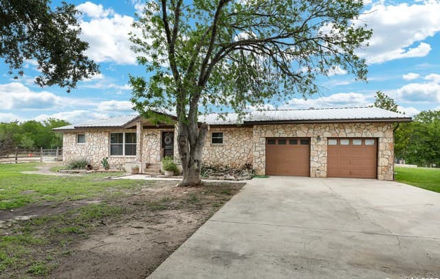 4-bedroom rental at 9950 Fm 471 in LaCoste, TX — photo 2