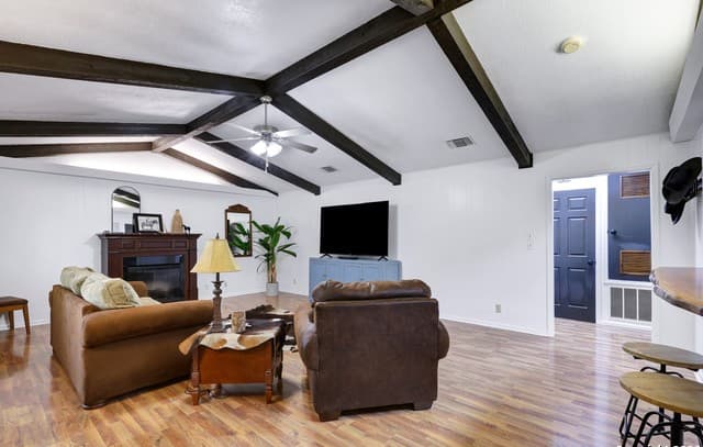 4-bedroom rental at 9950 Fm 471 in LaCoste, TX — photo 4