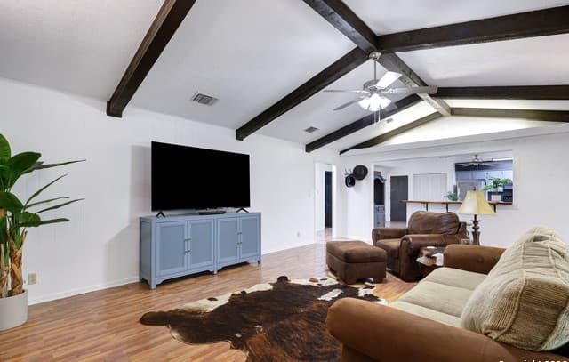 4-bedroom rental at 9950 Fm 471 in LaCoste, TX — photo 5