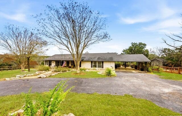 4-bedroom rental at 27150 Karsch Rd in Boerne, TX — photo 2