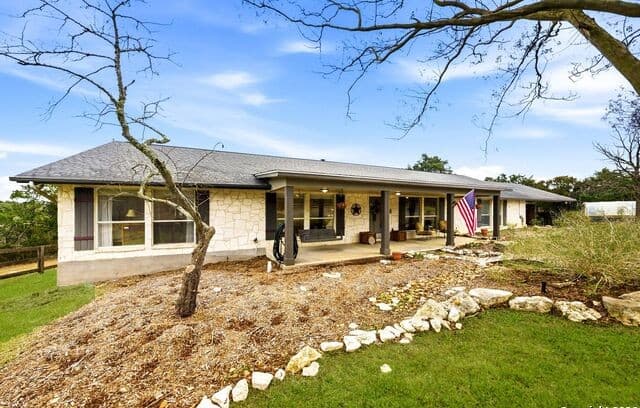 4-bedroom rental at 27150 Karsch Rd in Boerne, TX — photo 3