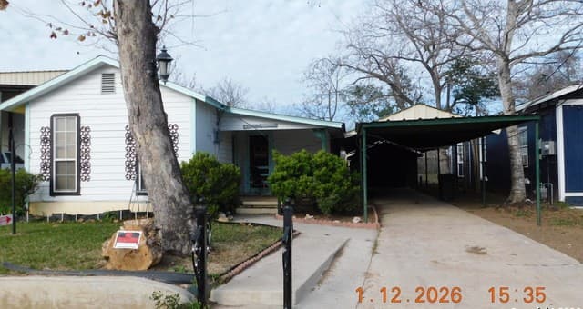 3-bedroom rental at 522 Avenue B in Poteet, TX — photo 1