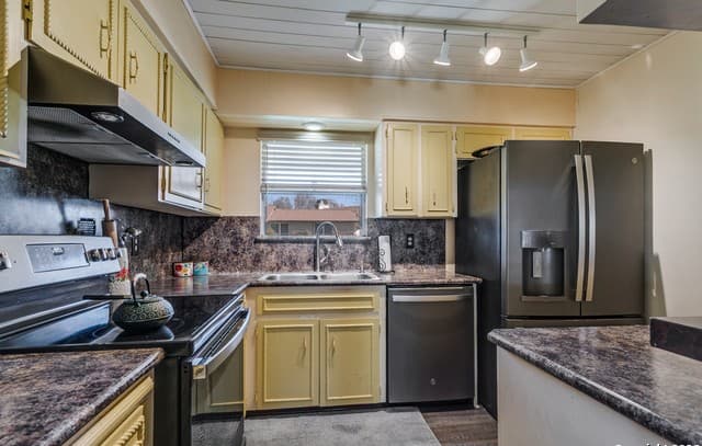 3-bedroom rental at 406 Amistad Blvd in Universal City, TX — photo 5