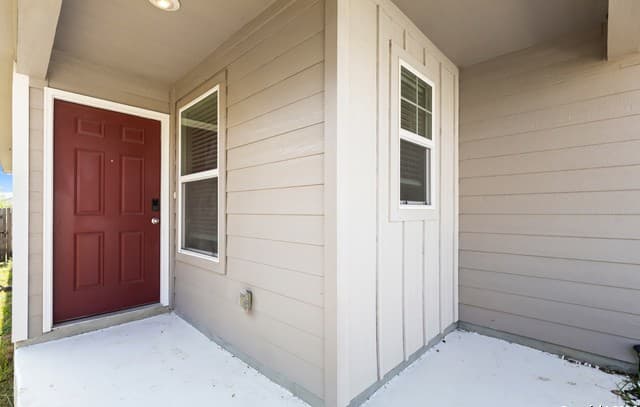 3-bedroom rental at 550 Retama in San Antonio, TX — photo 2