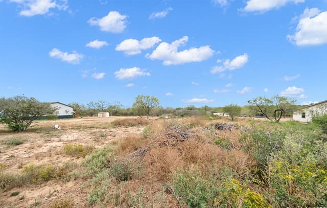 rental at 138 County Road 2665 in Devine, TX — photo 3