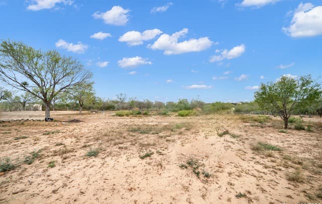 rental at 138 County Road 2665 in Devine, TX — photo 5