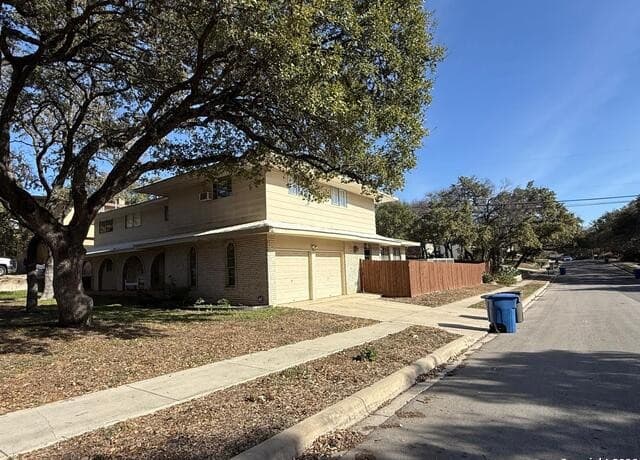 5-bedroom rental at 3714 Litchfield Dr. in San Antonio, TX — photo 4