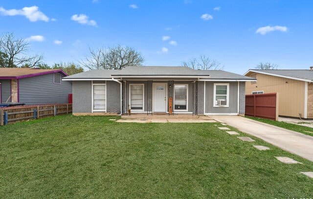 3-bedroom rental at 6715 Middle Oaks in San Antonio, TX — photo 1