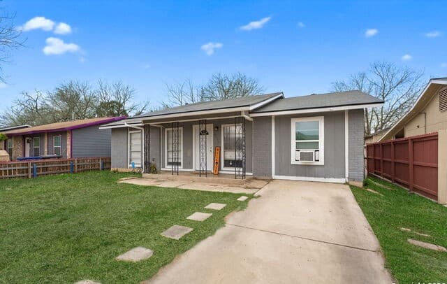 3-bedroom rental at 6715 Middle Oaks in San Antonio, TX — photo 2