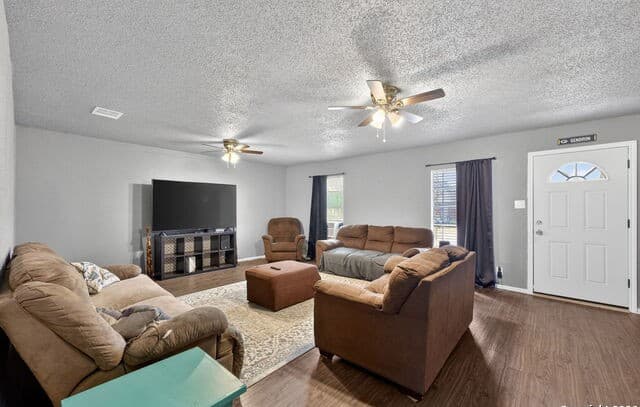 3-bedroom rental at 6715 Middle Oaks in San Antonio, TX — photo 4