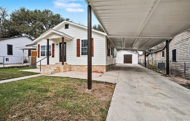 3-bedroom rental at 2039 Schley Ave in San Antonio, TX — photo 2