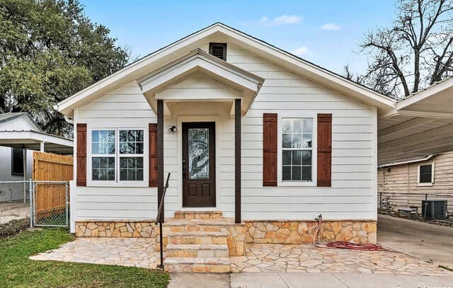 3-bedroom rental at 2039 Schley Ave in San Antonio, TX — photo 3