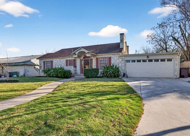 3-bedroom rental at 166 Lovera Blvd in San Antonio, TX — photo 4