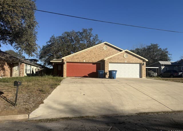rental at 707 Dallas in Pleasanton, TX — photo 2