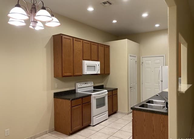 rental at 707 Dallas in Pleasanton, TX — photo 5
