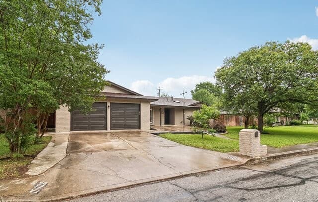 4-bedroom rental at 16563 Drum Oak in San Antonio, TX — photo 2