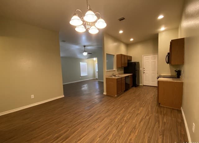 rental at 1103 Maple in Jourdanton, TX — photo 3