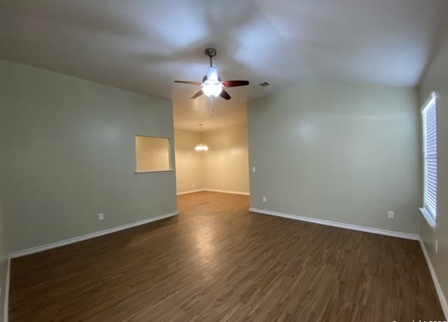 rental at 1103 Maple in Jourdanton, TX — photo 5