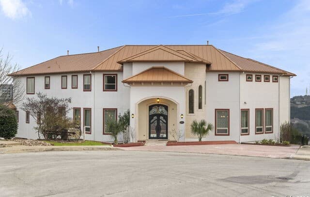 5-bedroom rental at 18002 Granite Hill in San Antonio, TX — photo 2