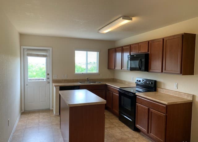 3-bedroom rental at 3423 Bisley Pass in San Antonio, TX — photo 5