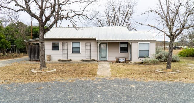 3-bedroom rental at 730 N Main in Utopia, TX — photo 3