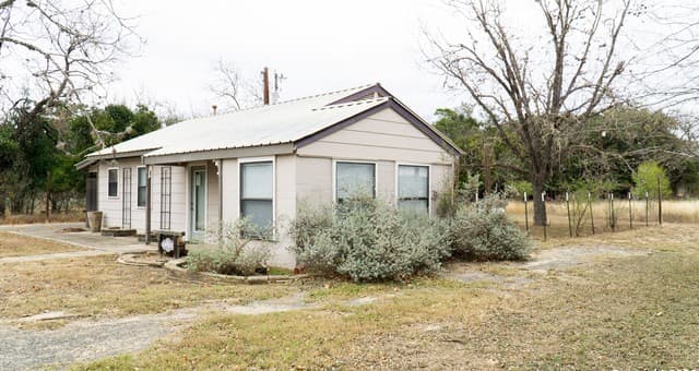 3-bedroom rental at 730 N Main in Utopia, TX — photo 4