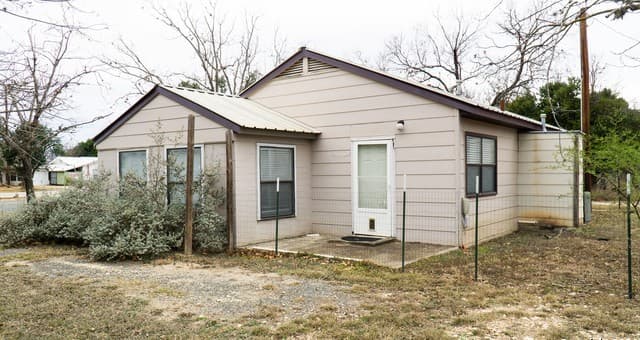 3-bedroom rental at 730 N Main in Utopia, TX — photo 5