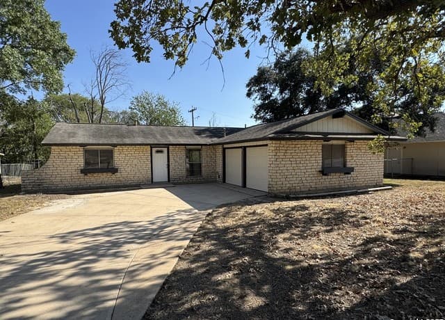 3-bedroom rental at 106 Woodview in Live Oak, TX — photo 3