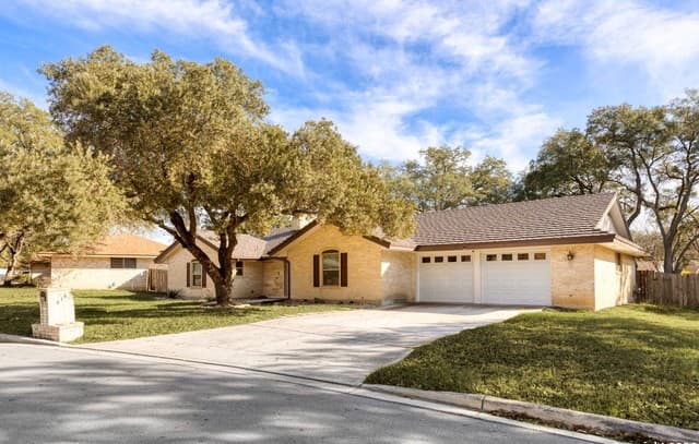 Home for sale at 614 Moorside in Windcrest, TX — photo 2