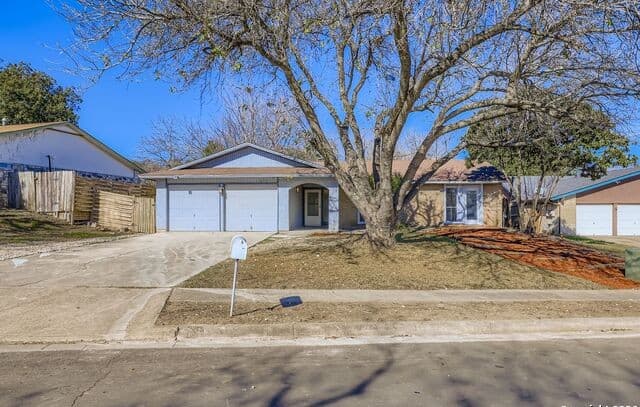 4-bedroom rental at 5723 Sky Country in San Antonio, TX — photo 2
