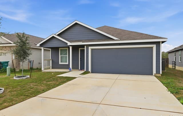3-bedroom rental at 13415 Turnesa in San Antonio, TX — photo 4