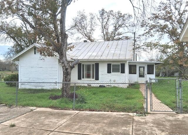 2-bedroom rental at 7431 & 7433 Real Road in China Grove, TX — photo 4
