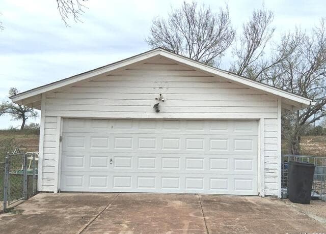 2-bedroom rental at 7431 & 7433 Real Road in China Grove, TX — photo 5