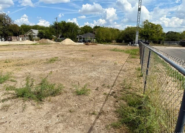 rental at 2215 Menefee Blvd in San Antonio, TX — photo 2