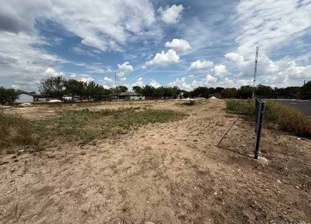 rental at 2215 Menefee Blvd in San Antonio, TX — photo 4
