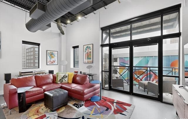 1-bedroom rental at 214 E Travis Unit 402 in San Antonio, TX — photo 2