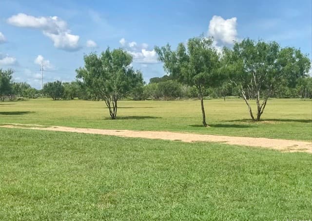 rental at 1460 County Road 1660 in Moore, TX — photo 2