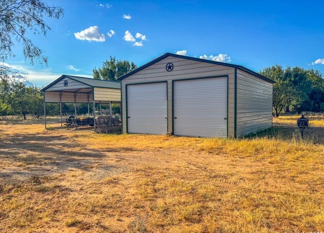 rental at 1460 County Road 1660 in Moore, TX — photo 4