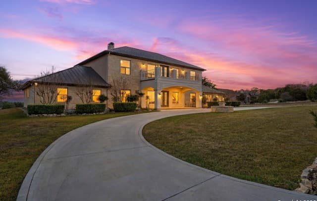 5-bedroom rental at 1030 Mystic Pkwy in Spring Branch, TX — photo 2