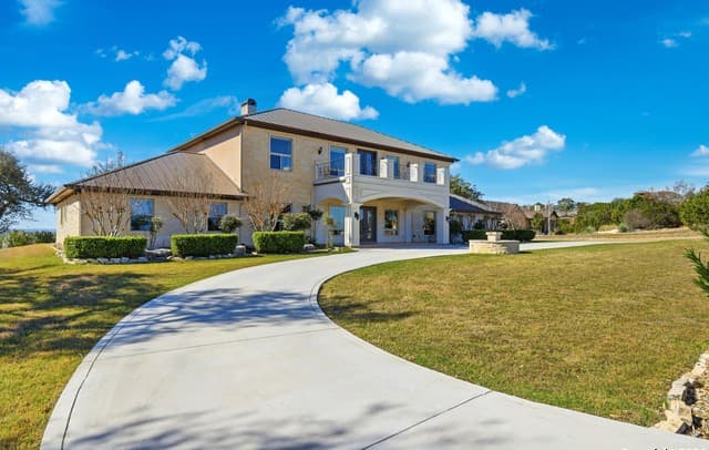 5-bedroom rental at 1030 Mystic Pkwy in Spring Branch, TX — photo 3