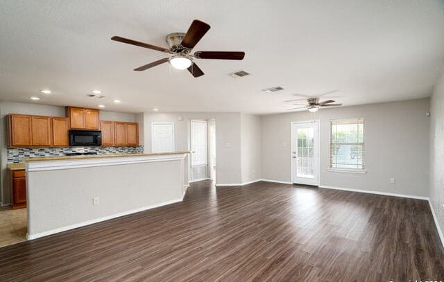 3-bedroom rental at 910 Trilby in San Antonio, TX — photo 2