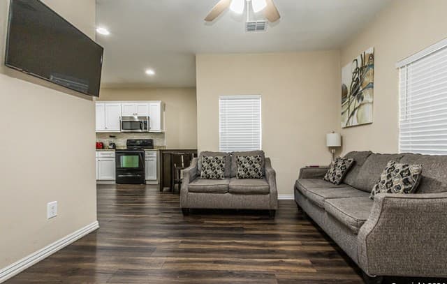 4-bedroom rental at 1202 N Center in San Antonio, TX — photo 2