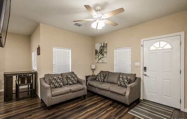 4-bedroom rental at 1202 N Center in San Antonio, TX — photo 3