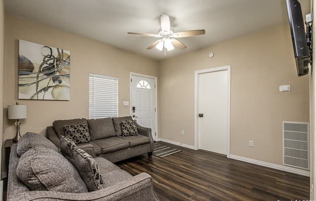 4-bedroom rental at 1202 N Center in San Antonio, TX — photo 4