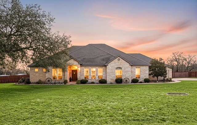 3-bedroom rental at 133 Vintage Ranch Cir in La Vernia, TX — photo 2