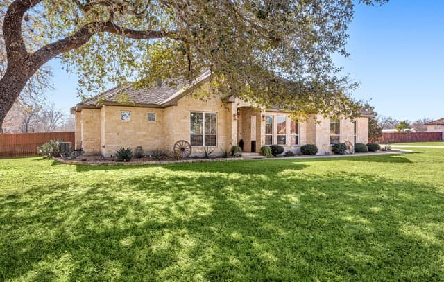 3-bedroom rental at 133 Vintage Ranch Cir in La Vernia, TX — photo 4