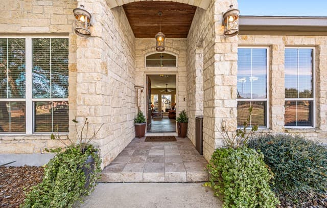 3-bedroom rental at 133 Vintage Ranch Cir in La Vernia, TX — photo 5
